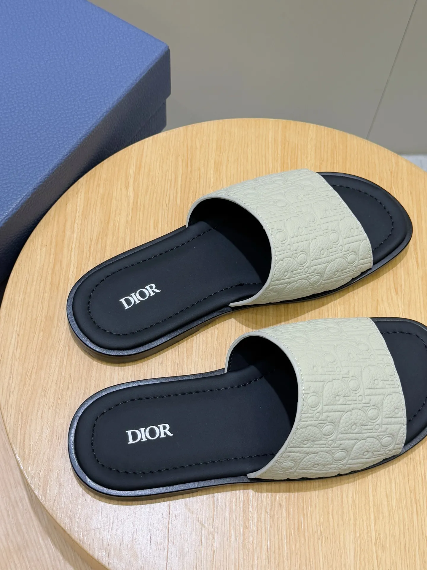 Men's Men's Shoes 💰320 [New Style] 🐝🐝Dior Alias ​​men's leather slippers. This Alias ​​sandal is a new summer product, showing a casual and elegant style. Carefully crafted from grained cow leather and Oblique printed fabric, with cowhide lining! Cross-strap design with metal-clad brass CD Diamond logo. The imported cowhide leather and rubber sole adds sophistication and comfort, while Oblique print-effect anti-slip panels add style. Size: 39-44 (customized at 38.45)